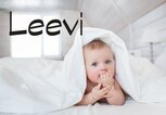 Süßes Baby in eine Bettdecke gekuschelt mit dem Namen Leevi | © iStock | KristinaKibler