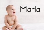 Süßes lachendes Baby mit dem Namen Marla | © iStock | Prostock-Studio