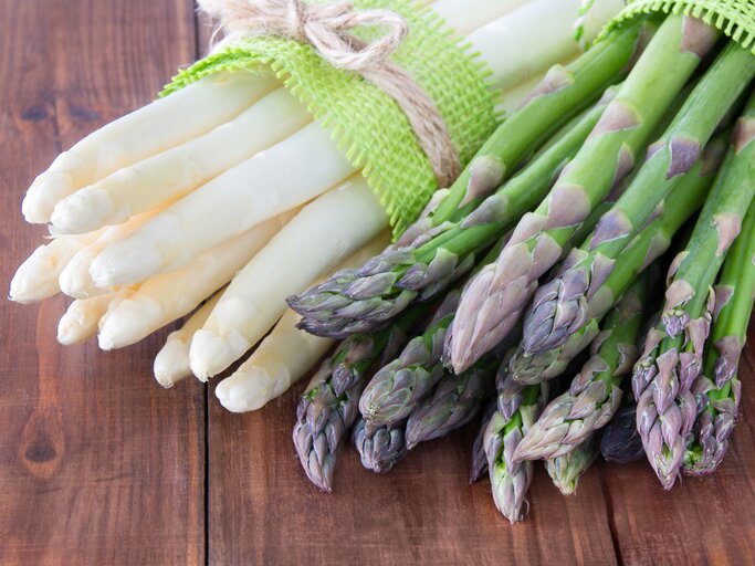 Frischer Spargel grün und weiß | © iStock | Togapix