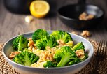 Gesunder Brokkoli Quinoa Salat mit Walnüssen | © iStock | haoliang