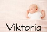 schlafendes Baby mit dem Namen Viktoria | © iStock | inarik