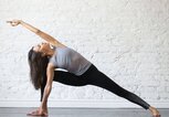 Junge Frau übt Utthita Parsvakonasana. | © iStock | fizkes