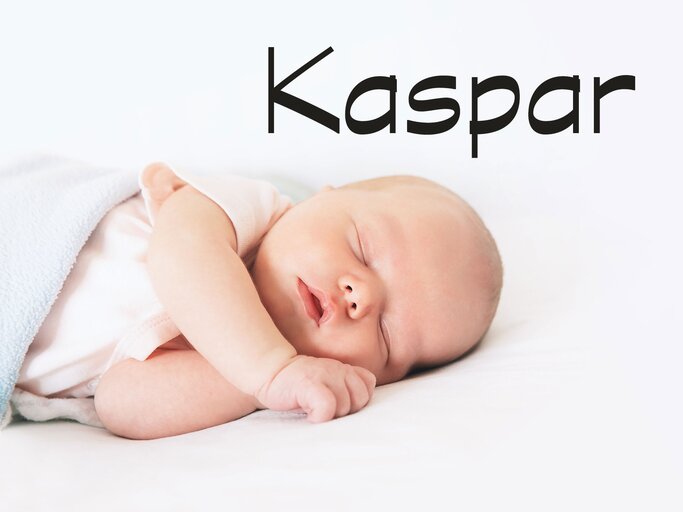 schlafendes Baby mit dem Namen Kaspar | © iStock | NataliaDeriabina