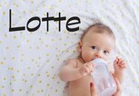 Süßes Baby mit dem Namen Lotte | © iStock | petrunjela