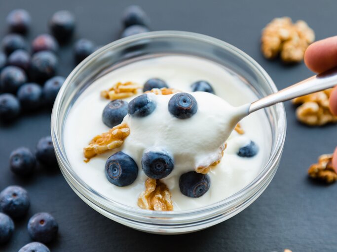 Naturjoghurt mit Heidelbeeren und Walnüssen | © iStock | IGphotography