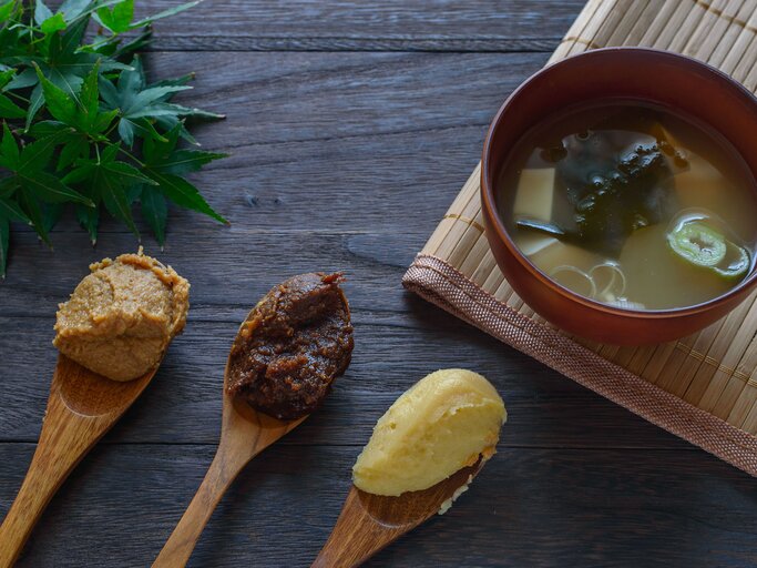 Misopasten und Misosuppe | © iStock | TatayaKudo