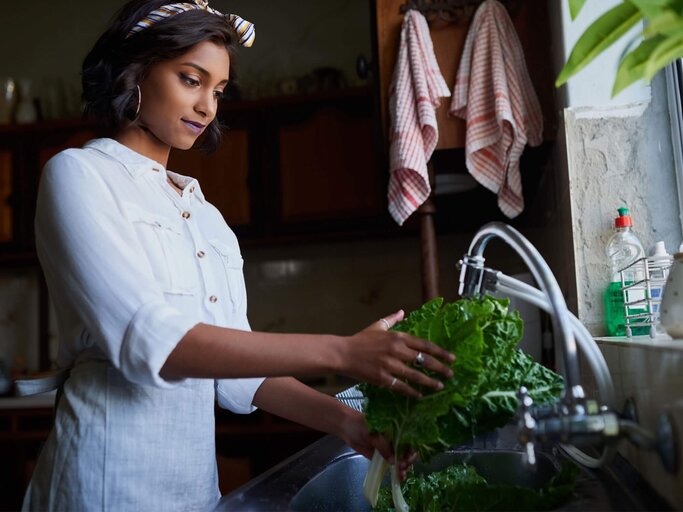 Junge Frau am Waschbecken mit gesunden Ernährungsgewohnheiten | © iStock | Adene Sanchez