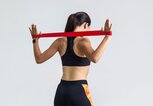 Theraband-Übung für Schultern & Arme | © istock.com | Khosrork