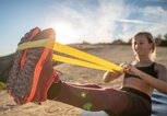 Bauchübung mit dem Theraband | © istock.com | swissmediavision