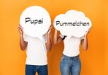 Paar mit Sprechblasen und peinlichen Kosenamen | © iStock.com | Prostock-Studio