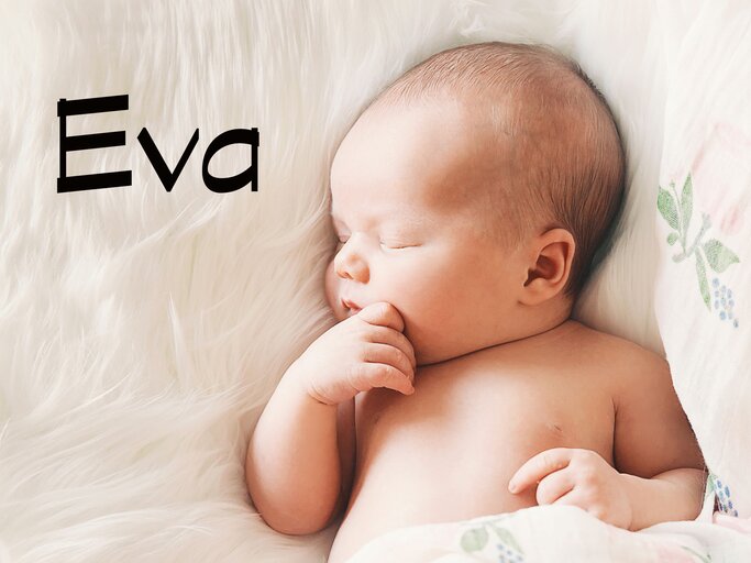 schlafendes Baby mit dem Namen Eva | © iStock.com | NataliaDeriabina