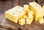 Gouda auf einem Brett | © iStock.com | HandmadePictures