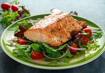 Gebackenes Lachssteak mit Tomate, Zwiebel, Mischung aus grünen Blätter Salat | © iStock.com | DronG