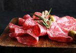 Salami in Scheiben auf einem Brett | © iStock.com | beats3