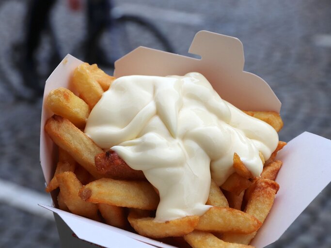 Pommes mit Mayonnaise  | © iStock.com | tupungato