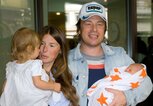 Jamie Oliver mit seiner Frau und zwei seiner Kinder | © Getty Images | John Phillips 