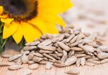 Sonnenblume mit Samen auf Holz | © iStock.com / HandmadePictures