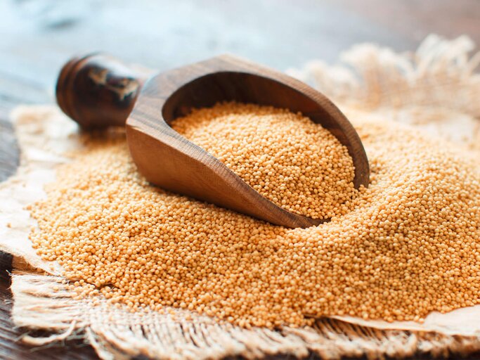 Getrocknetes Amaranth-Getreide mit Holzschaufel. | © iStock.com / Karisssa