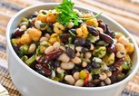 Weiße Schale mit einem frischen Bohnen-Kichererbsensalat. | © iStock.com / Elenathewise