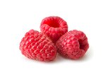 Drei Himbeeren auf weißem Hintergrund.  | © iStock.com / julichka