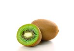 Zwei Kiwis auf einem weißen Hintergrund. | © iStock.com / Antagain