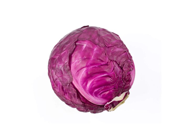 Rotkohl auf einem weißen Hintergrund.  | © iStock.com / ivstiv