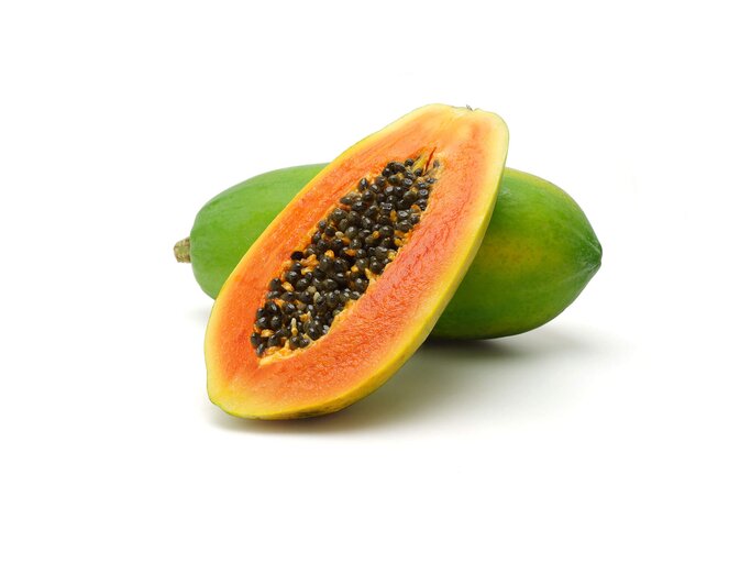 Papaya auf einem weißen Hintergrund. | © iStock.com / design56