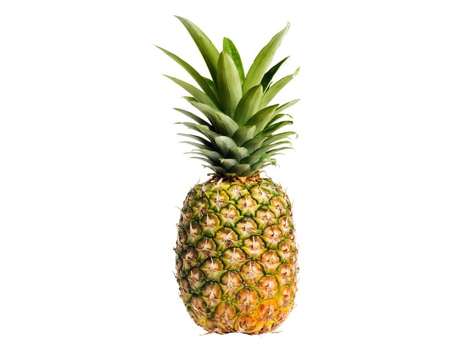 Ananas auf einem weißen Hintergrund. | © iStock.com / YinYang