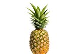 Ananas auf einem weißen Hintergrund. | © iStock.com / YinYang