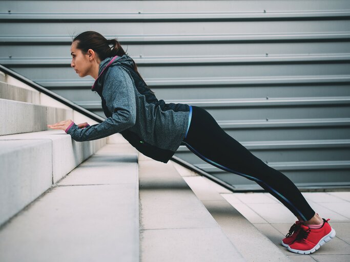 Fitnessübung Wall Push Offs | © iStock.com / filadendron