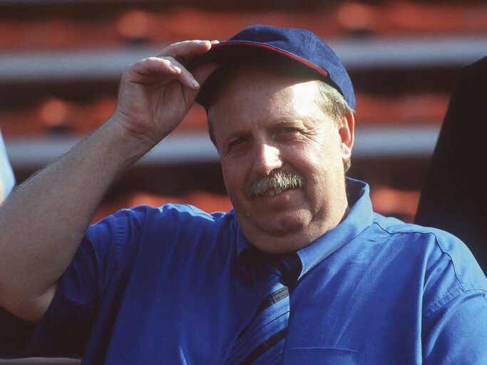 Reiner Calmund trägt ein blaues Shirt und eine Mütze. | © ddpimages.com