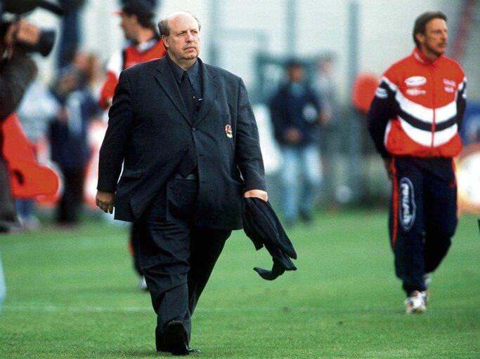 Reiner Calmund nach dem Fußballspiel SpVgg UNTERHACHING  gegen BAYER 04 LEVERKUSEN auf dem Spielfeld. | © gettyimages.de / Alexander Hassenstein