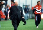 Reiner Calmund nach dem Fußballspiel SpVgg UNTERHACHING  gegen BAYER 04 LEVERKUSEN auf dem Spielfeld. | © gettyimages.de / Alexander Hassenstein