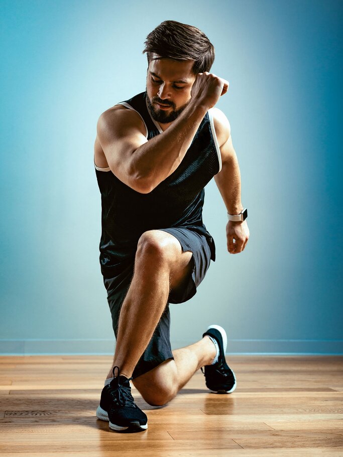 Mann macht Po-Übung Cross Lunges | © iStock.com / Georgiy Datsenko