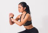 Frau macht Po-Übung Sumo Squats | © iStock.com / twinsterphoto