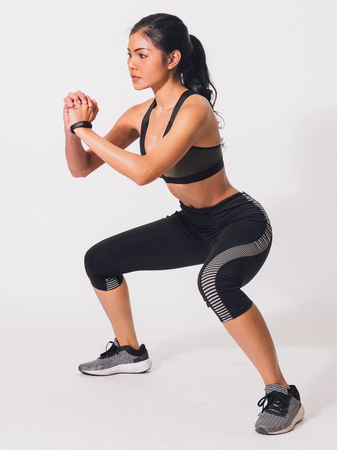 Frau macht Po-Übung Sumo Squats | © iStock.com / twinsterphoto