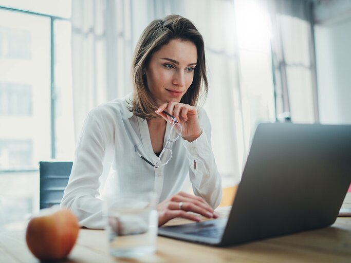 Frau sitzt am Laptop | © iStock.com / Pinkypills