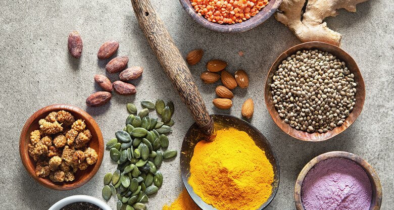 Verschiedene bunte Superfoods in Schalen | © iStock.com / AlexRaths