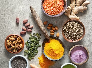 Verschiedene bunte Superfoods in Schalen | © iStock.com / AlexRaths