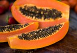 aufgeschnittene Papaya mit vielen Papayakernen | © iStock.com / THEPALMER