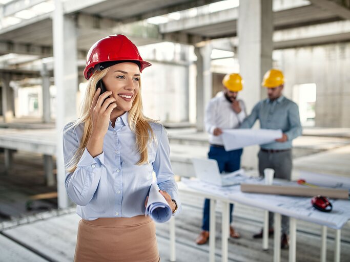 hübsche Architektin | © iStock.com / Martinns