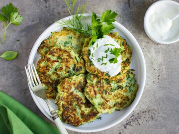 Zucchini Puffer | © iStock / Anna_Shepulova