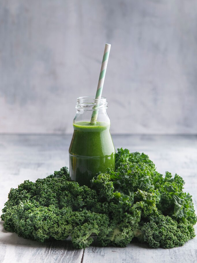 Gesunden grünen Smoothie mit Grünkohl in einer Flasche auf einem grauen Hintergrund | © iStock.com / Mila Bond