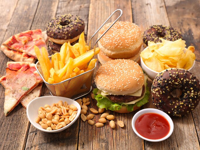 Fast Food | © iStock.com / margouillatphotos