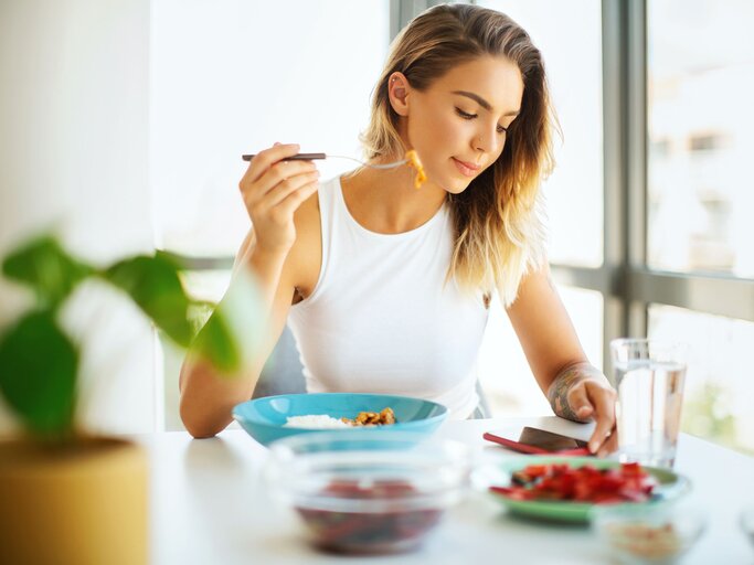 Junge Frau beim Essen | © iStock.com / Aja Koska