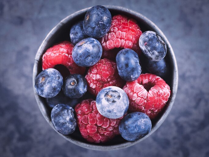 Beeren in einer Schüssel | © iStock.com / Firn