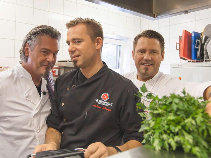 Mike Süsser, Frank Oehler, Andi Schweiger bei der Fernsehkoch-Sendung "Die Kochprofis". | © imago images / Roland Mühlanger