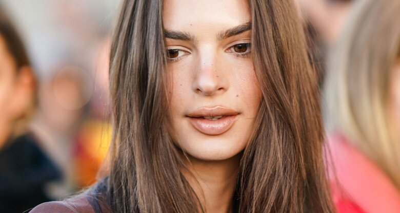 Emily Ratajkowski mit gestuftem Haarschnitt | © Getty Images / Edward Berthelot