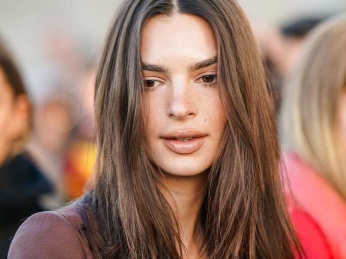 Emily Ratajkowski mit gestuftem Haarschnitt | © Getty Images / Edward Berthelot