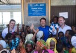 Mike Süsser in Äthiopien zwischen vielen äthiopischen Kindern. | © ddpimages.com / Maja Hitij